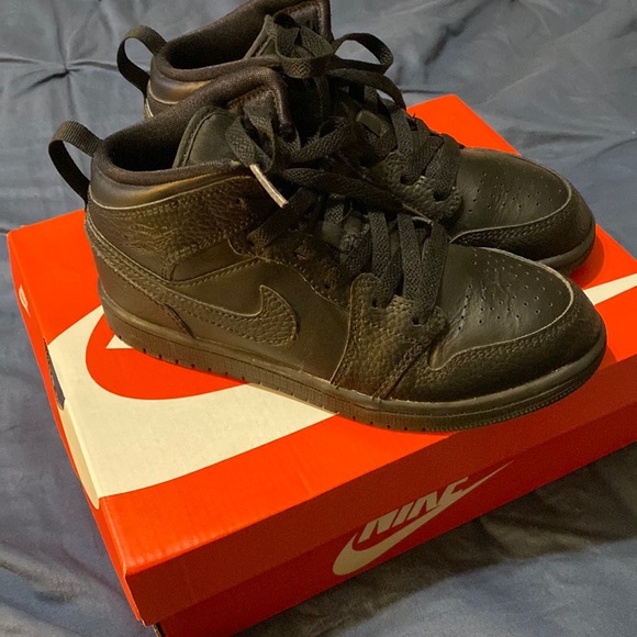 Boys youth size 2 Nike Air Jordan 1 Mid PS Triple Black. -very good condition - Picture 1 of 5